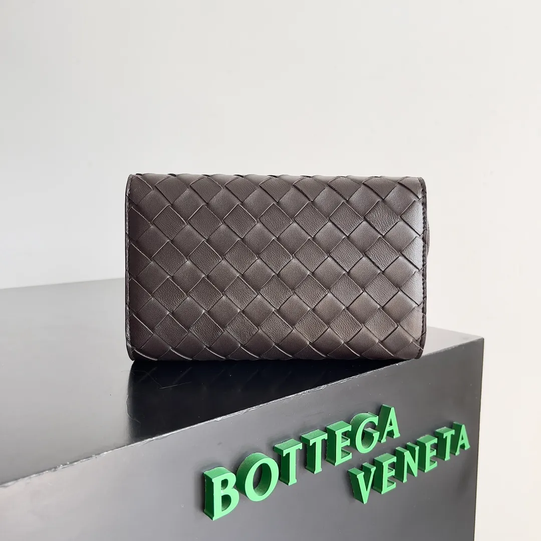 Batch 1160 BV Andiamo clutch wallet is super high-end🤎🤎How come the long clutch bag is so exquisite~ The braided style bag surface paired with all-copper hardware is really warm and high-end. The bag body is super light and can be grabbed easily! It can store a lot of small items and large mobile phones ~ very practical for daily use. Style number: 741504 Size: 19*11.5*3
